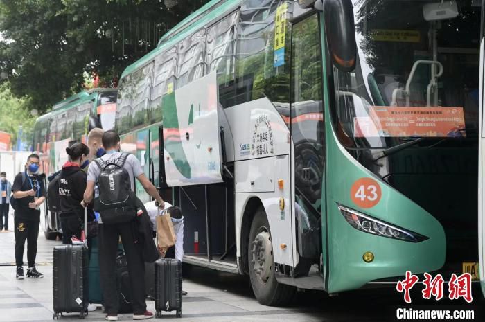 近日，曼城中场努内斯接受了天空体育采访，谈到了球队。